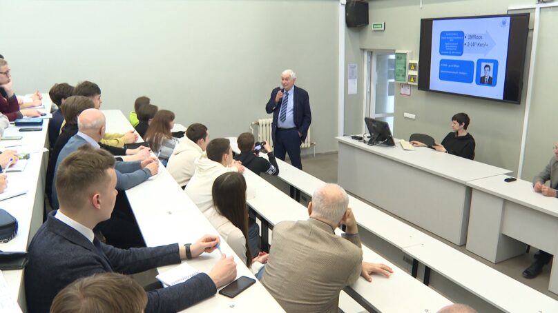 Известный математик прочитал школьникам в Калининграде лекцию о суперкомпьютерах