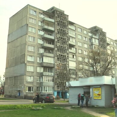 В Калининграде сегодня днем неизвестный мужчина открыл стрельбу прямо на улице. В результате двое человек получили ранения
