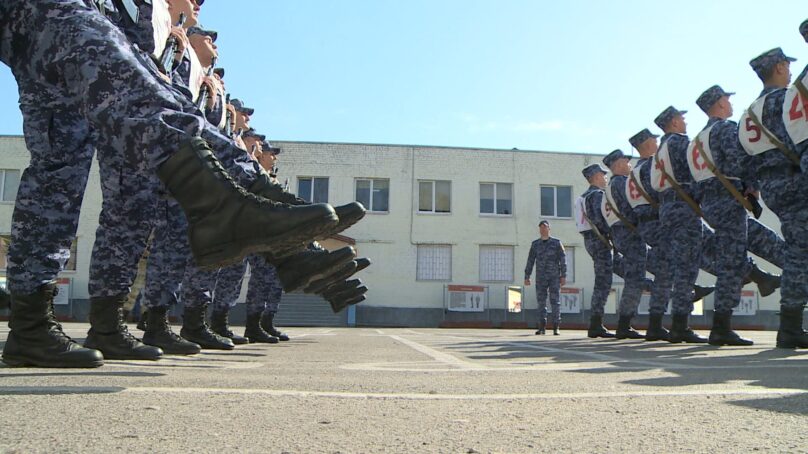 В Калининграде военные специального моторизованного полка Северо-Западного округа Росгвардии готовятся к параду Победы