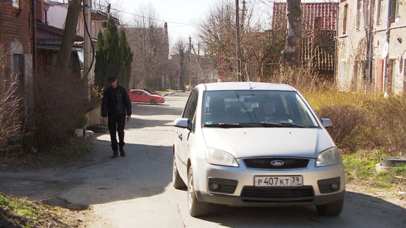 Дорожный конфликт в посёлке Янтарный: переулок Лермонтова стал похож на центральный проезд