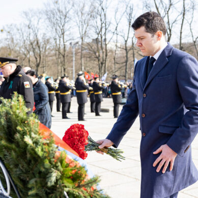 Губернатор Антон Алиханов принял участие в памятном мероприятии у мемориального комплекса 1200 воинам-гвардейцам