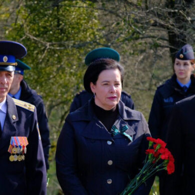 Елена Дятлова приняла участие в торжественной церемонии возложения цветов к мемориальному комплексу 1200 воинам-гвардейцам