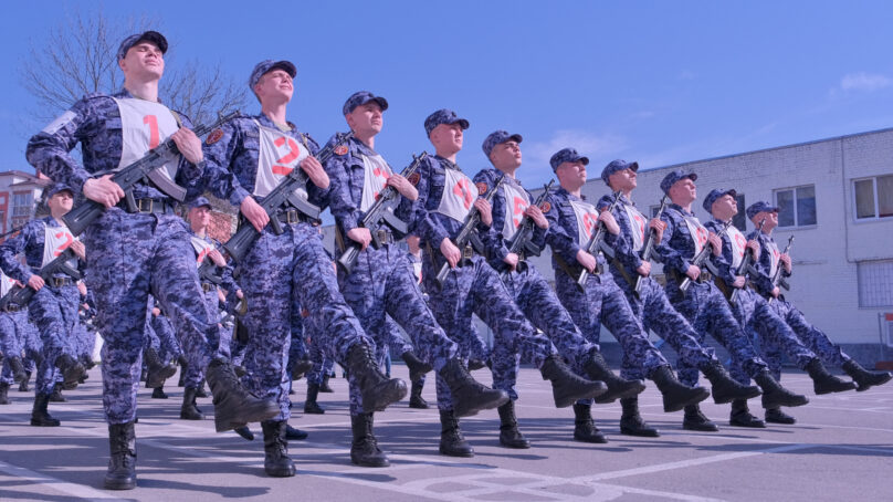 Калининградские росгвардейцы продолжают оттачивать мастерство строевого шага для участия в параде Победы