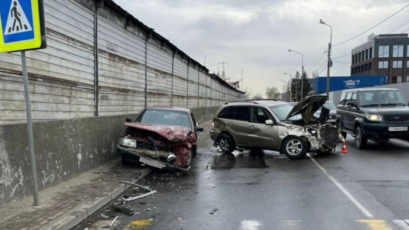 На Правой Набережной иномарка оказалась на встречной полосе, есть пострадавшие