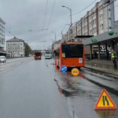 В Калининграде пассажирка автобуса упала и ударилась