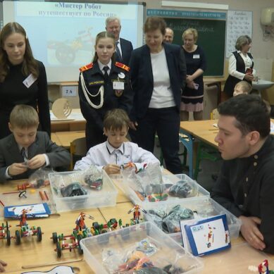 Антон Алиханов посетил штаб «Движение первых» в школе №2 в посёлке Взморье