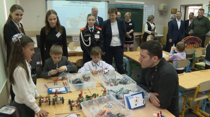 Антон Алиханов посетил штаб «Движение первых» в школе №2 в посёлке Взморье