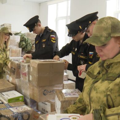 200 коробок гуманитарной помощи отправили на фронт из калининградского филиала Нахимовского училища