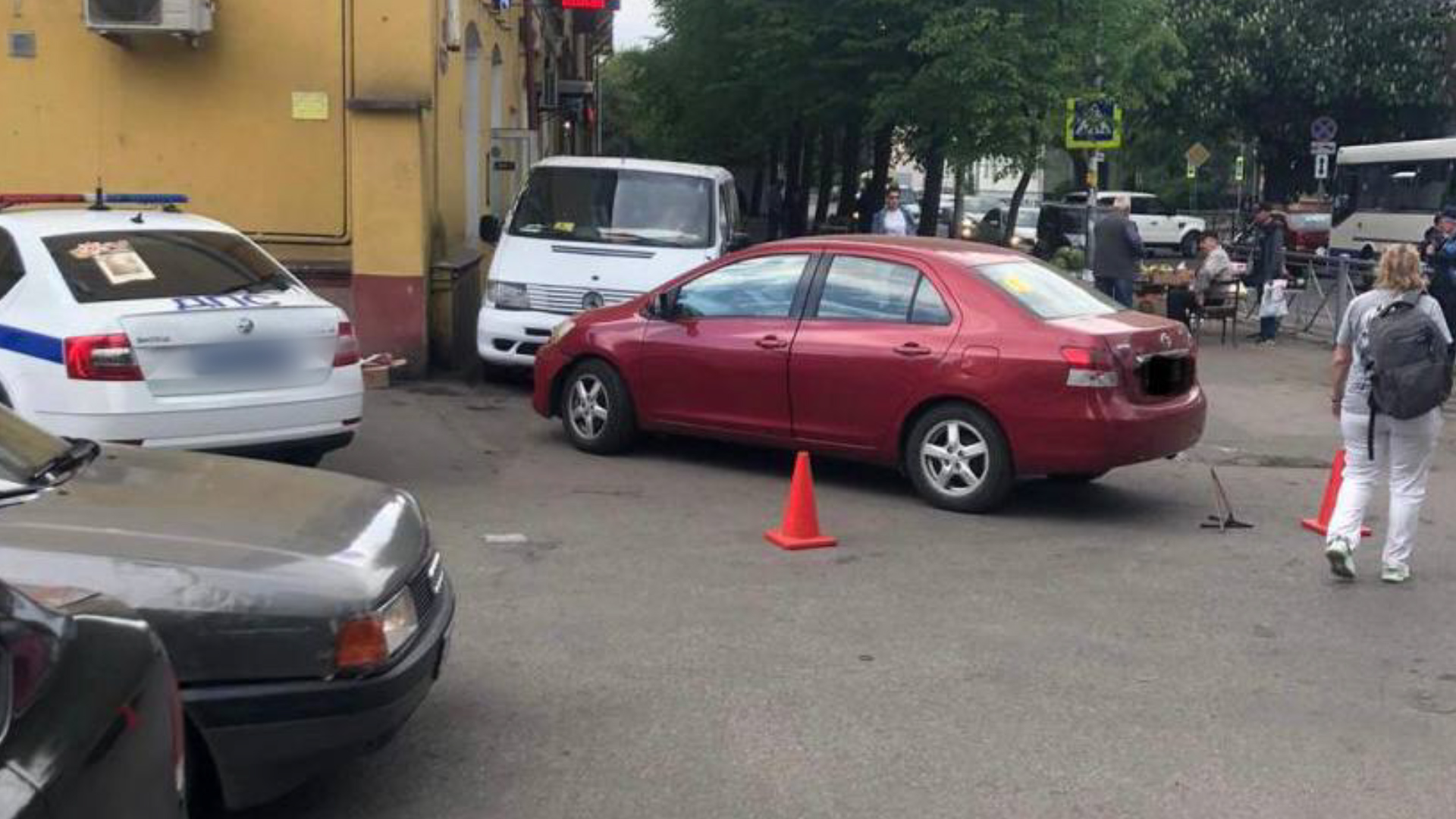 В Калининграде на Киевской водитель «Тойоты» сбил женщину, потом врезался в  «Мерседес» — Вести-Калининград