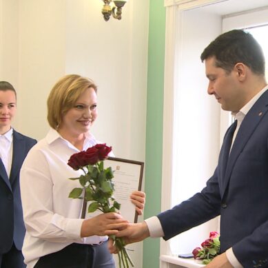 Антон Алиханов вручил медикам региональные жилищные сертификаты