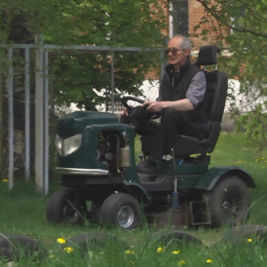 Житель посёлка в Калининградской области представил новое изобретение — газонокосилку, собранную своими руками