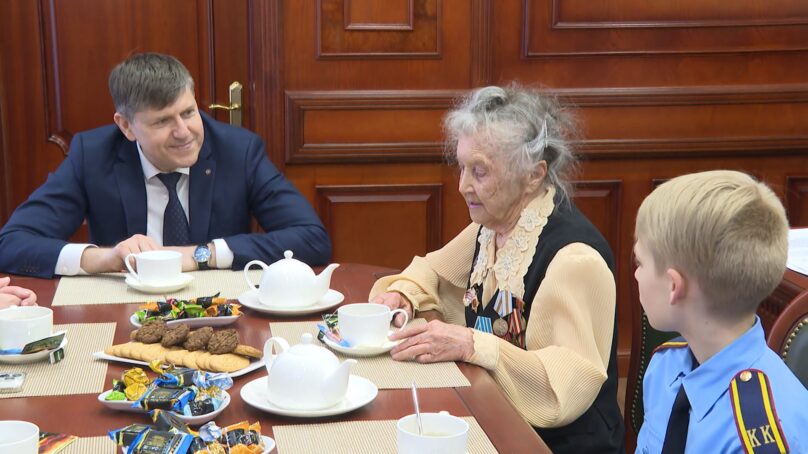 Председатель Заксобрания Калининградской области Андрей Кропоткин встретился с труженицей тыла Клавдией Дивеевой