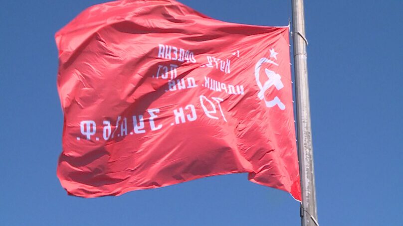Под звуки гимна России в Советске подняли самое большое Знамя Победы в Калининградской области
