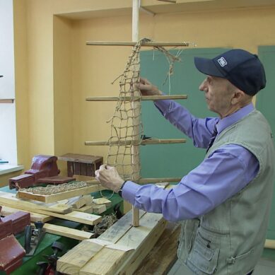 Учитель технологии из Калининграда всю жизнь мастерит изделия из дерева и передаёт свои навыки ученикам