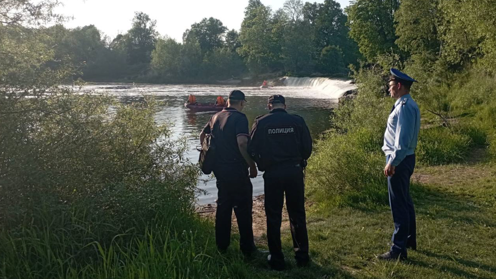 Фото Девушка с платком на речке