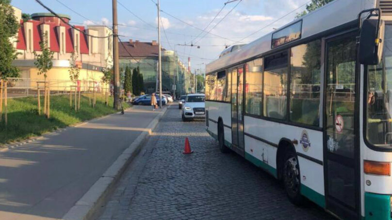 В Калининграде во время торможения автобуса в салоне упала 49-летняя женщина