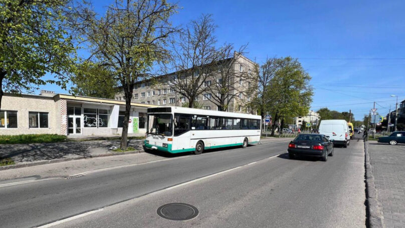 При торможении автобуса в салоне упала пенсионерка