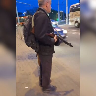 Полиция ищет мужчину, замеченного в центре Калининграда с оружием