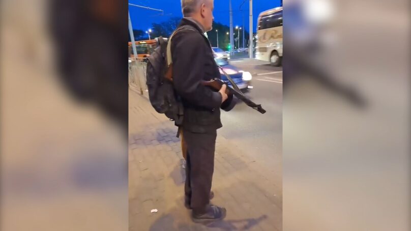 Полиция ищет мужчину, замеченного в центре Калининграда с оружием