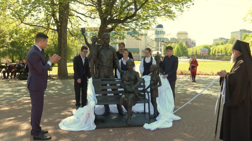 Новый памятник «Счастливая семья» открылся в сквере на улице Сергеева