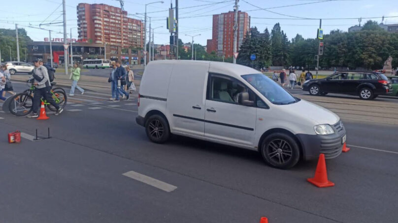 На площади Василевского была сбита женщина, которая заканчивала переходить дорогу на красный