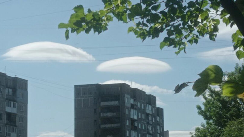 Редкое явление в небе над Калининградом этим утром напомнило кадр из фильма про инопланетное вторжение