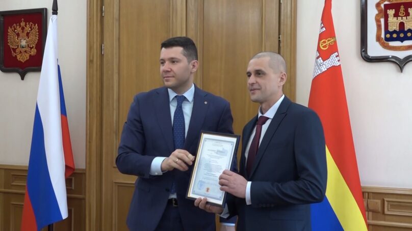 Пять учителей получили жилищные сертификаты из рук губернатора Калининградской области