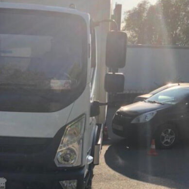 В Калининграде водитель не уследил за своим «Опелем» и автомобиль наехал на подростка