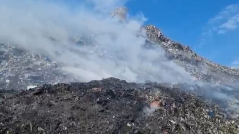 Свалка бытовых отходов в поселке Круглово горит уже вторые сутки