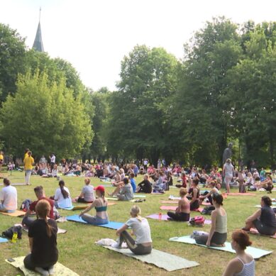 В преддверии Международного дня йоги для участников еженедельных бесплатных тренировок провели особое занятие