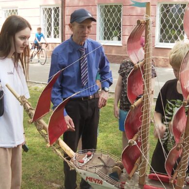 В Чкаловске в подарок выпускникам сделали судно с алыми парусами