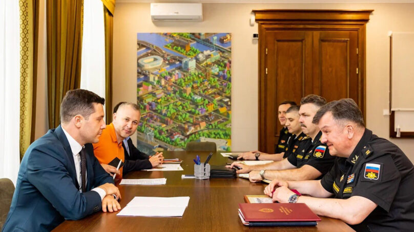 Алиханов и командующий Балтфлотом обсудили помощь участникам СВО