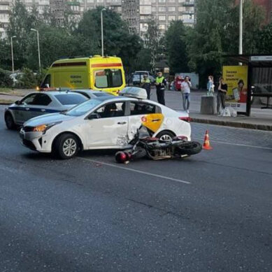 На Литовском Валу таксист нарушил правила разворота, травмы получили пассажир и мотоциклист