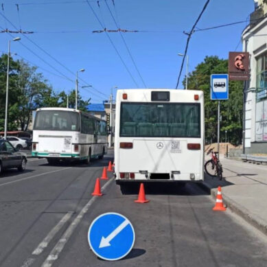 В Калининграде при начале движения автобуса в открытую дверь выпала 66-летняя женщина