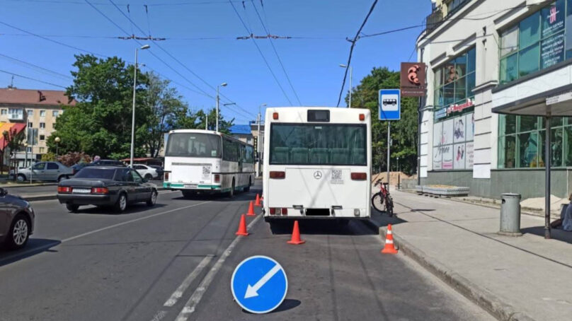 В Калининграде при начале движения автобуса в открытую дверь выпала 66-летняя женщина