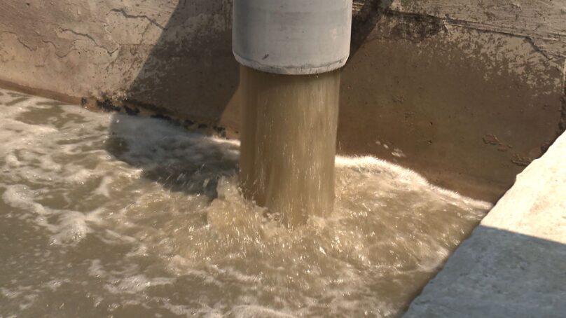 В реку в Немане стали чаще сливать стоки. Насколько хорошо работают очистные сооружения