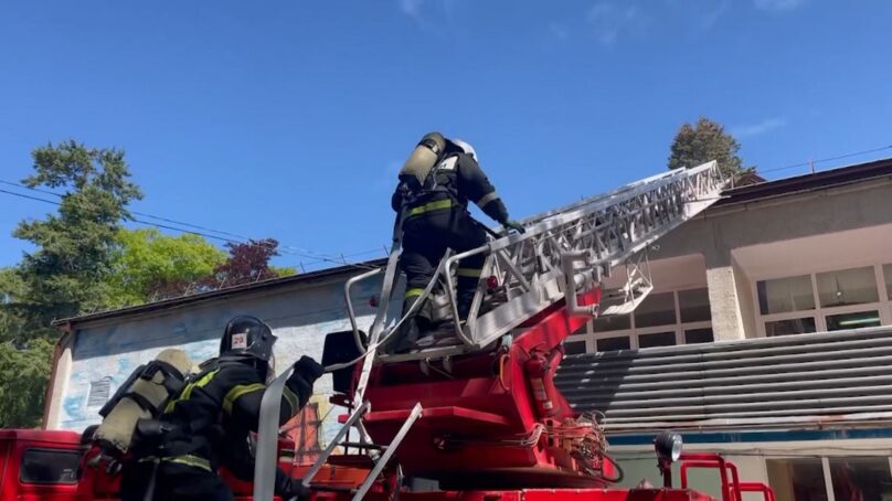 В Светлогорске дым окутал корпус оздоровительного центра. Хорошо, что завеса бутафорская