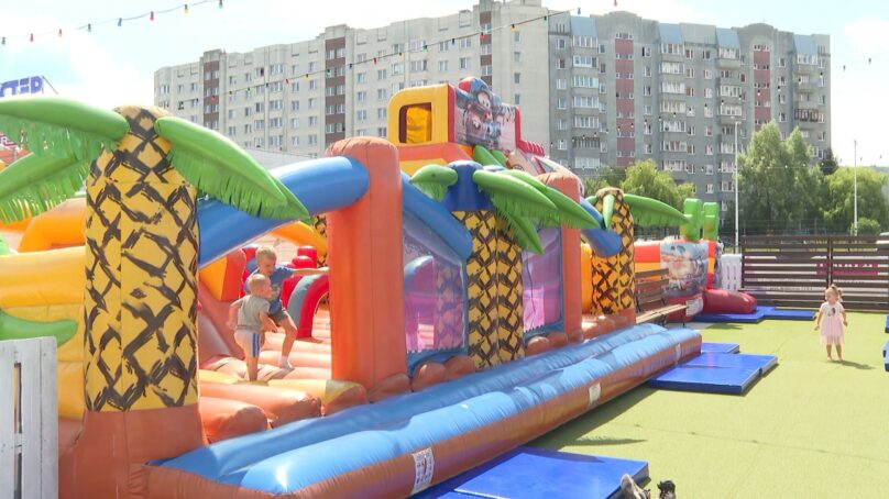 В одном из дворов Калининграда появился стихийный парк аттракционов
