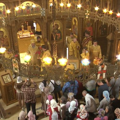 Сегодня в России отмечается Крещение Руси. По всем храмам и монастырям Русской православной церкви проводятся торжественные богослужения
