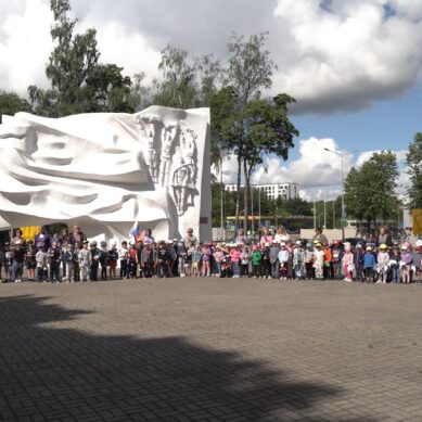 Белые розы и игрушки: в Гурьевске почтили память погибших детей Донбасса