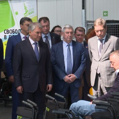 В Калининграде депутаты Госдумы посетили завод по производству электрических инвалидных колясок