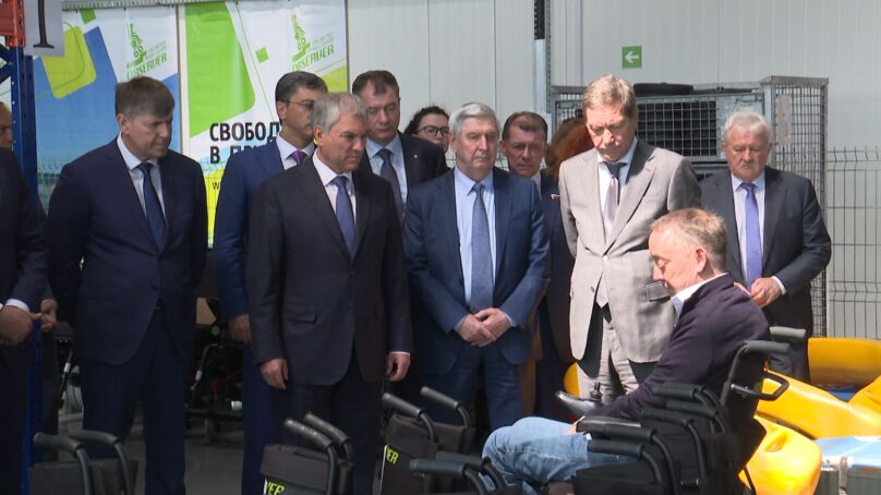 В Калининграде депутаты Госдумы посетили завод по производству электрических инвалидных колясок