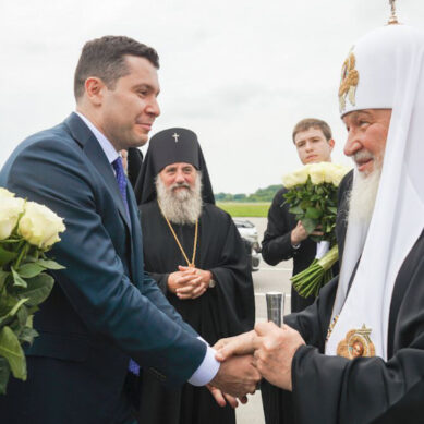 Алиханов встретил в аэропорту прилетевшего в Калининград Патриарха Кирилла