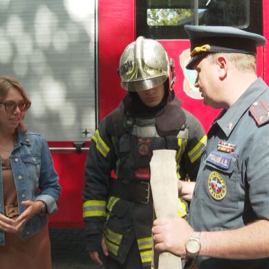 Несколько десятков метров старых рукавов пожарные привезли в Калининградский зоопарк