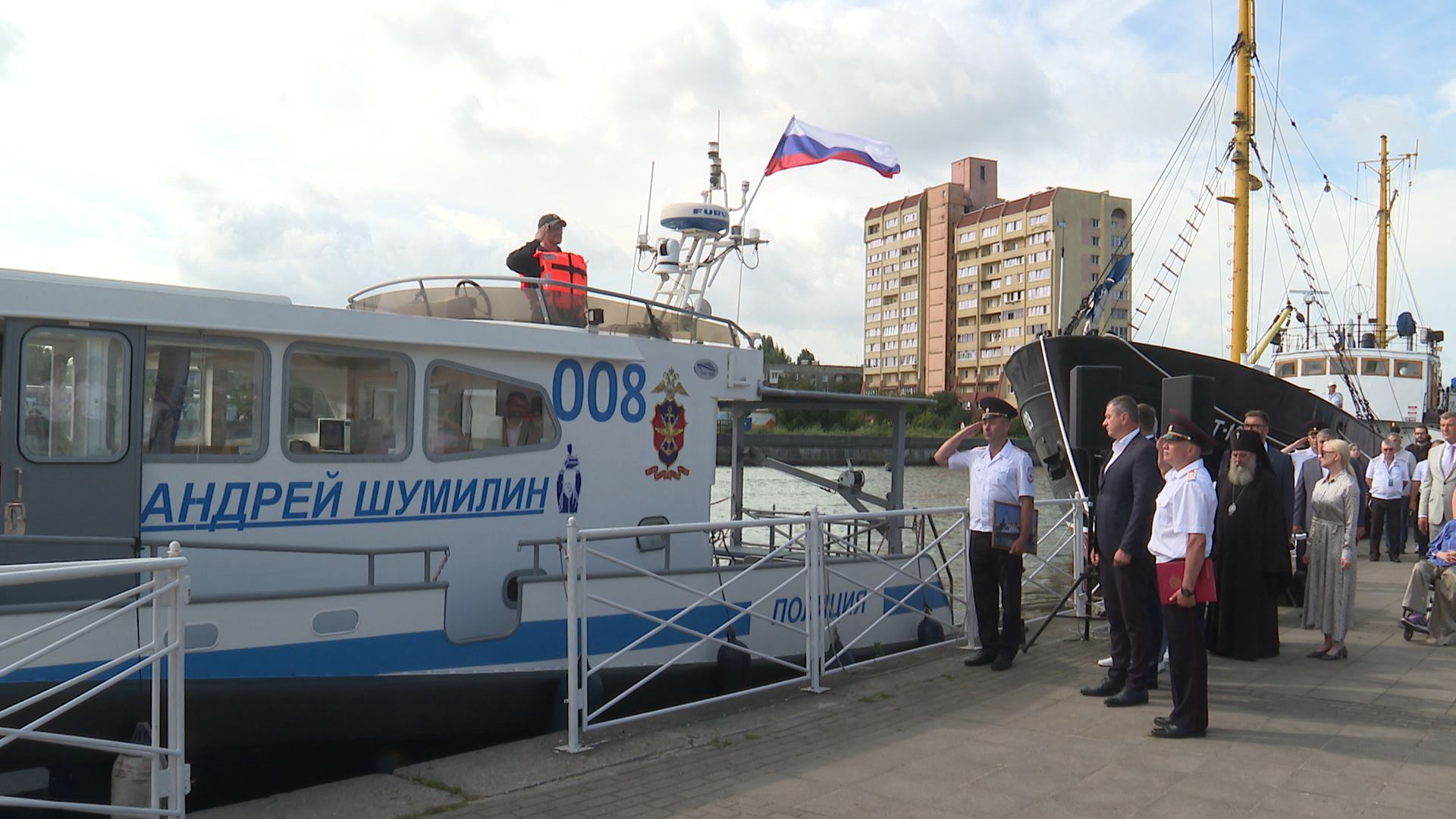 Речные катера со спальными местами. Красивый катер. Катера класса река. Прогулочная яхта. Речной катер.