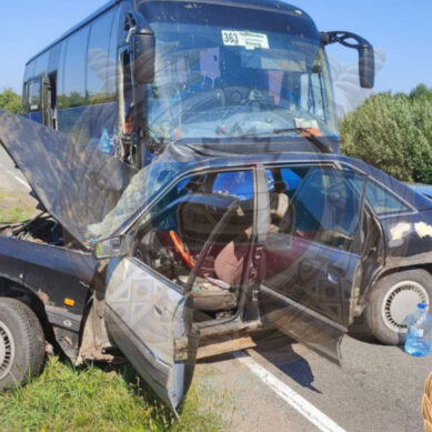 Сегодня в поселке Новогурьевское Озерского района произошло ДТП с участием автобуса и легкового автомобиля