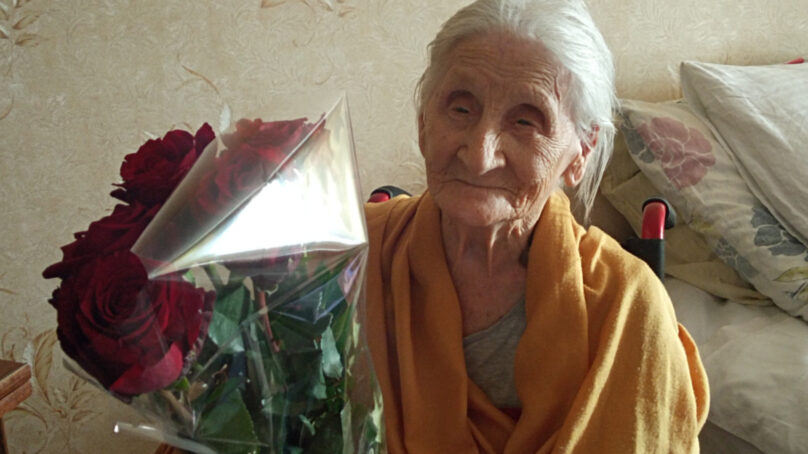 108 лет отмечает сегодня Мария Королёва. Долгожителя из Калининграда поздравил губернатор области