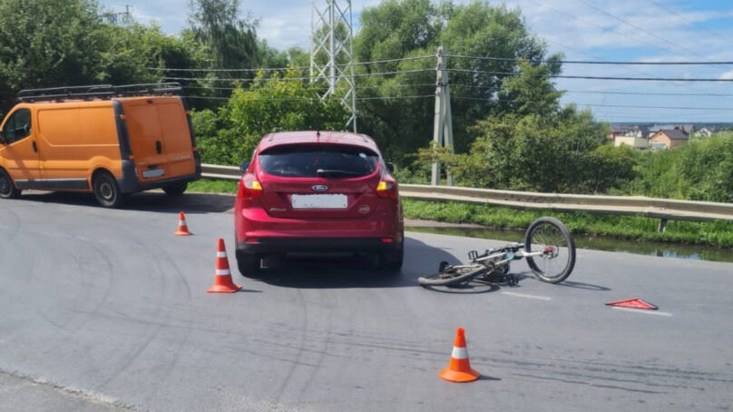 На улице Суворова под колеса иномарки попал велосипедист