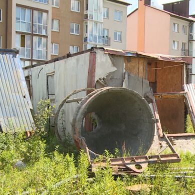 В Гурьевске начали приводить в порядок заброшенную стройку