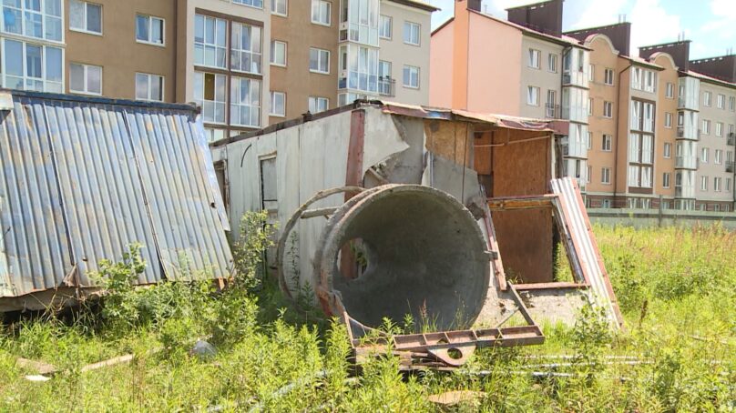 В Гурьевске начали приводить в порядок заброшенную стройку